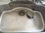 食器洗は1日3回ですが、シンク内の壁や排水は週2回くらいの掃除です。ぬめりがひどく、においます。