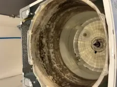 縦型洗濯機の中身は黒カビだらけ！の作業前