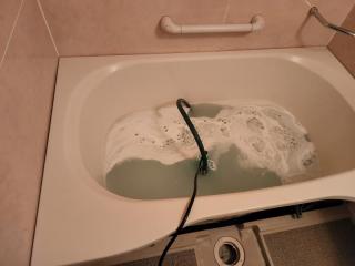 湯垢・汚れが浮かんできたら、浴室追い炊き配管内部清掃の時期です！