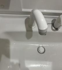 洗面所の鏡の汚れや水垢汚れをクリーニング