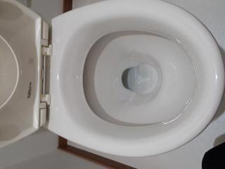 トイレの尿石がにおいの原因？プロがキレイにします。