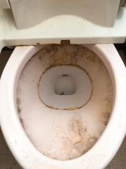 尿石や黒ずみ汚れをしっかり除去トイレクリーニング！