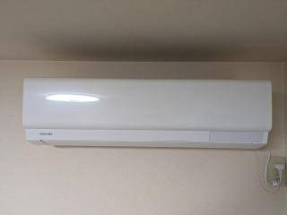 ツインバブル高圧洗浄機でエアコン内部を洗浄します。