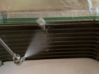 【コンプレッサーで洗浄剤噴霧】経験豊富なスタッフへお任せください！