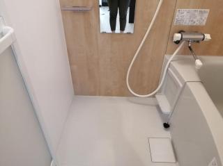 天井壁から排水溝まで浴室内の全ての汚れを除去します。