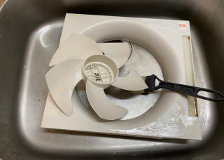 頑固な油汚れを除去。◎プロペラ換気扇を分解洗浄致します。