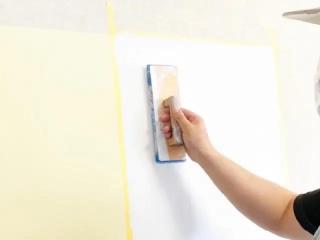 塗るだけで貼り替えるより安く壁紙を現状回復！