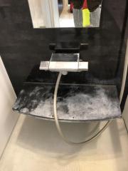 水垢・黒カビ・床の黒ずみ・石鹸かす等きれいさっぱり落とします。