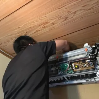 エアコンクリーニング士が作業を実施