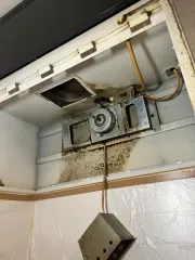 プロペラ換気扇クリーニング（壁付け換気扇／油汚れ・ニオイ対策）