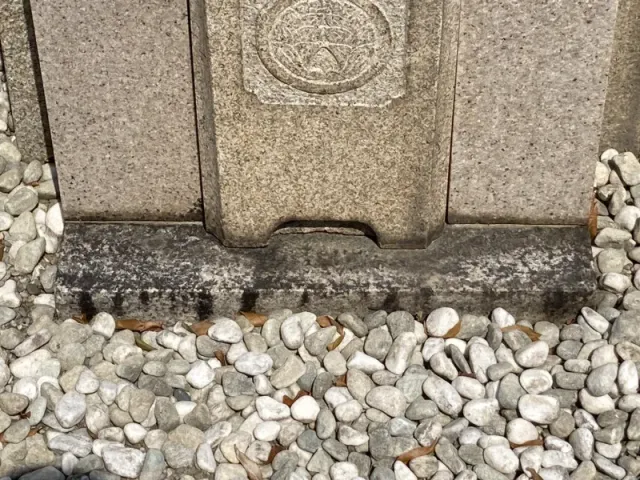 墓石クリーニング｜苔・水垢・黒ずみを丁寧に洗浄・写真付きPDF報告のサービス写真