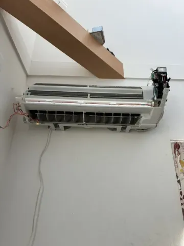 プロの技で徹底分解！お掃除機能付きエアコン高圧洗浄・消臭カビ取りプラン⁠のサービス写真
