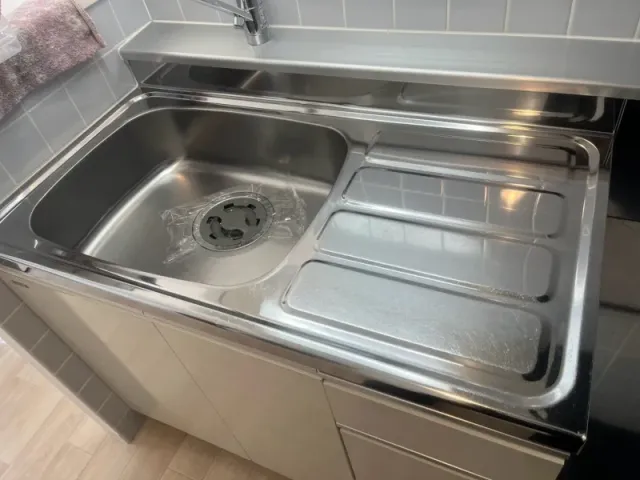 キッチンの頑固な汚れやシンク、レンジフードの汚れもすべてお任せください。の作業後